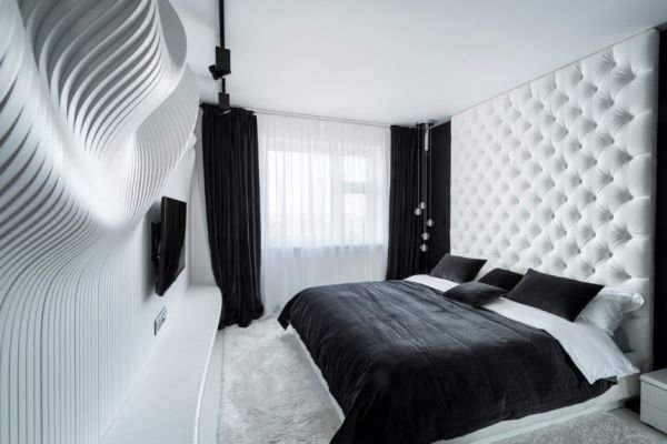 Phòng ngủ hiện đại với tông trắng đen và tường lượn sóng