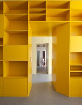 Žuti plakar – zid, kuhinja i garderober