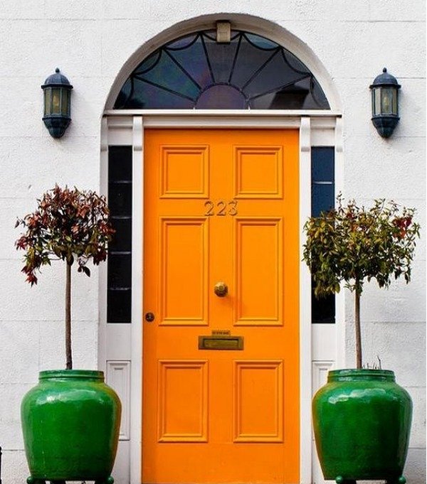 Cánh cửa chính được sơn màu siêu cool