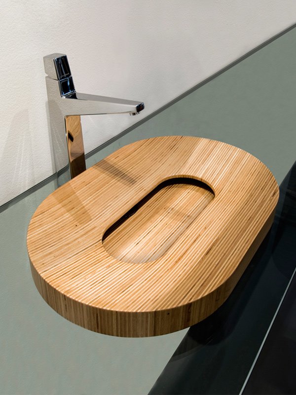 Phòng tắm tinh tế với bồn rửa mặt bằng gỗ