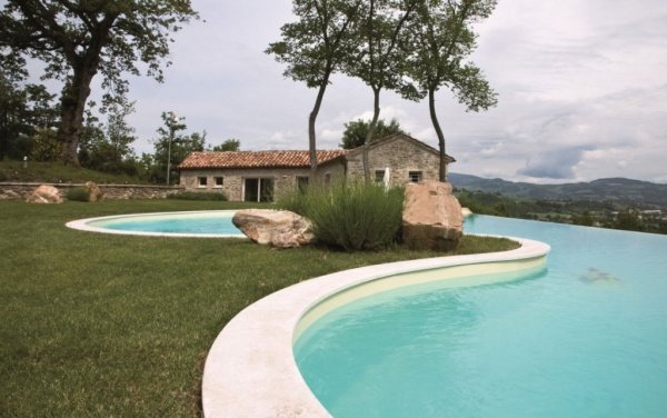 Căn biệt thự sang trọng với tường đá và hồ bơi hiền hòa tạo Pergola, Ý