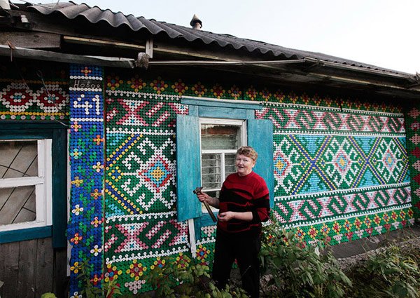 Oroszország: Elképesztő faldekoráció 30000 újrahasznosított műanyag kupakból