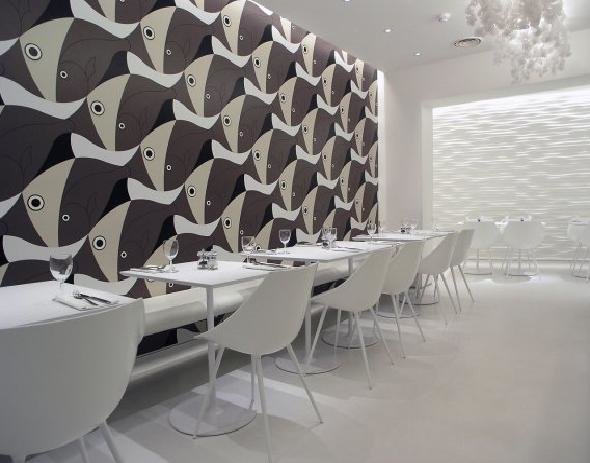 Nhà hàng Olivomare sang trọng với những con cá lượn lờ khắp tường