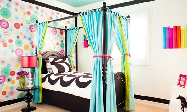 Phòng ngủ bay bổng theo kiểu công chúa với chiếc giường có màn che