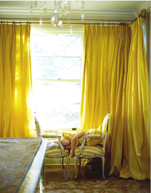 Trang trí nhà với màn cửa màu vàng